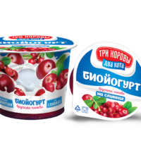 Биойогурт с плодово-ягодным наполнителем Три коровы Два кота брусника-клюква, 125г 1 шт
